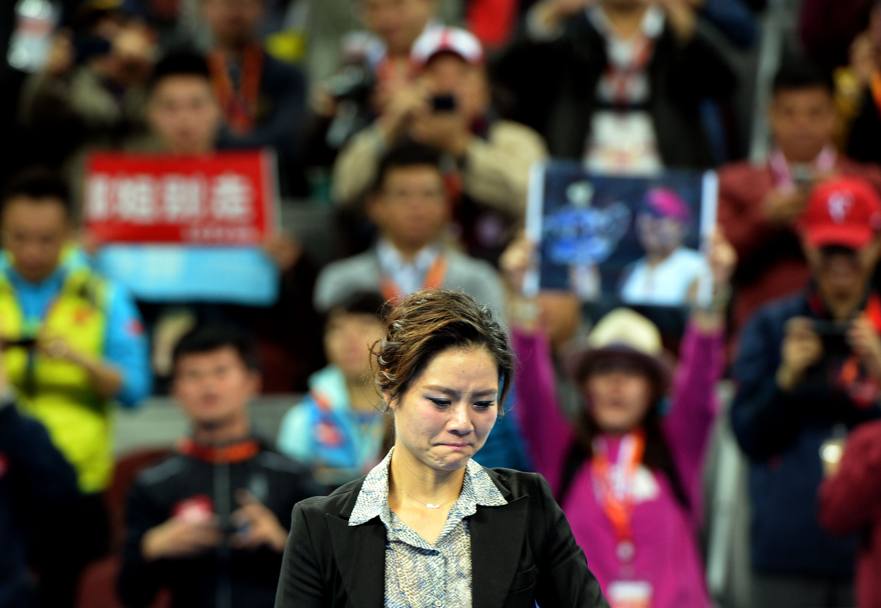 Il dado  tratto da circa un mese, qualche lacrima l&#39;aveva gi versata nella conferenza di stampa d&#39;addio nella sua citt a Wuhan. Ma oggi Li Na, vincitrice di due Slam in carriera si  davvero commossa per il tributo riservatole a Pechino 